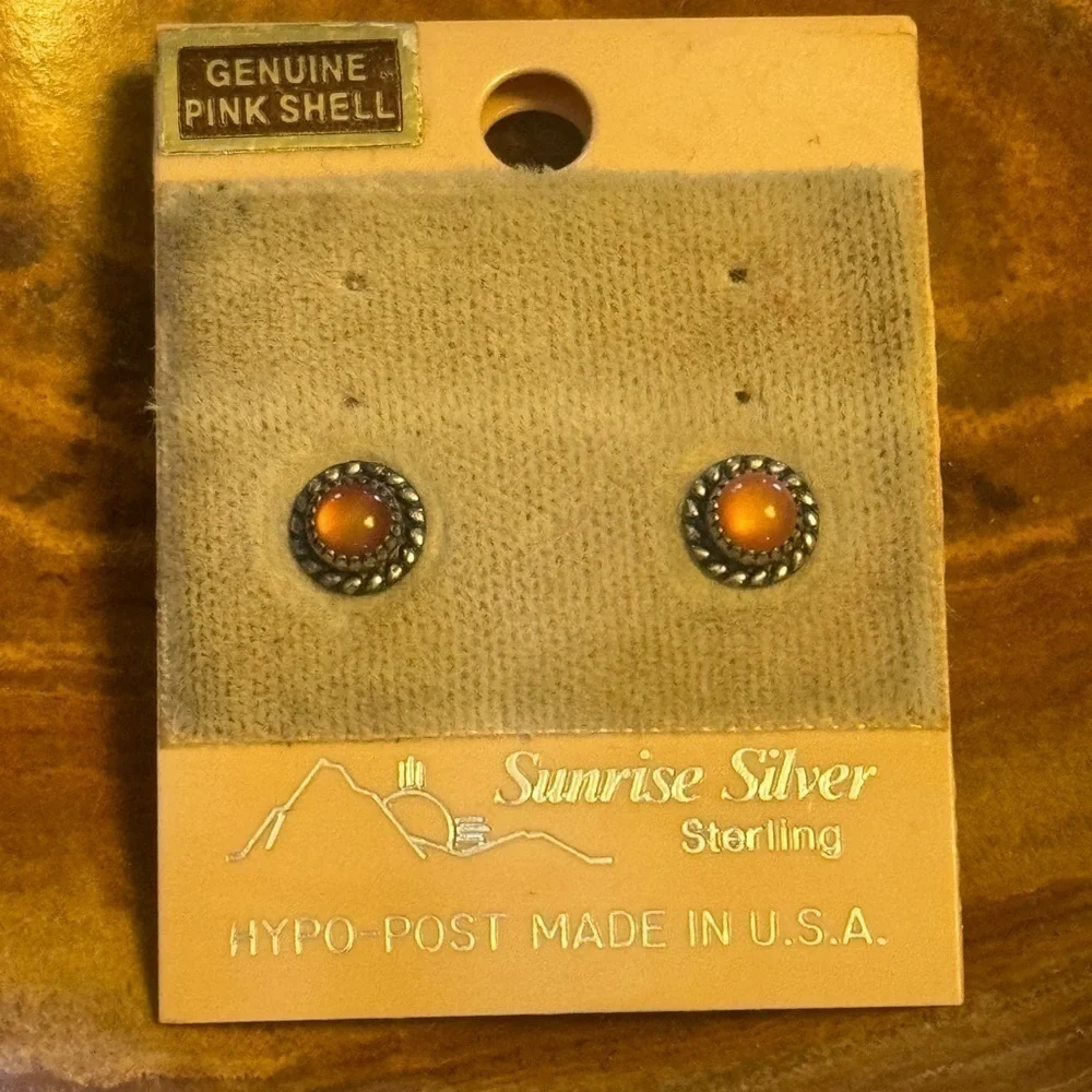 NWT Sterling silver‎ Genuine Pink shell stud earrings